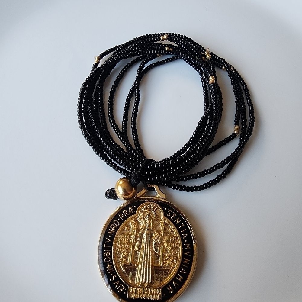 Elegant Black and Gold Pendant Necklace